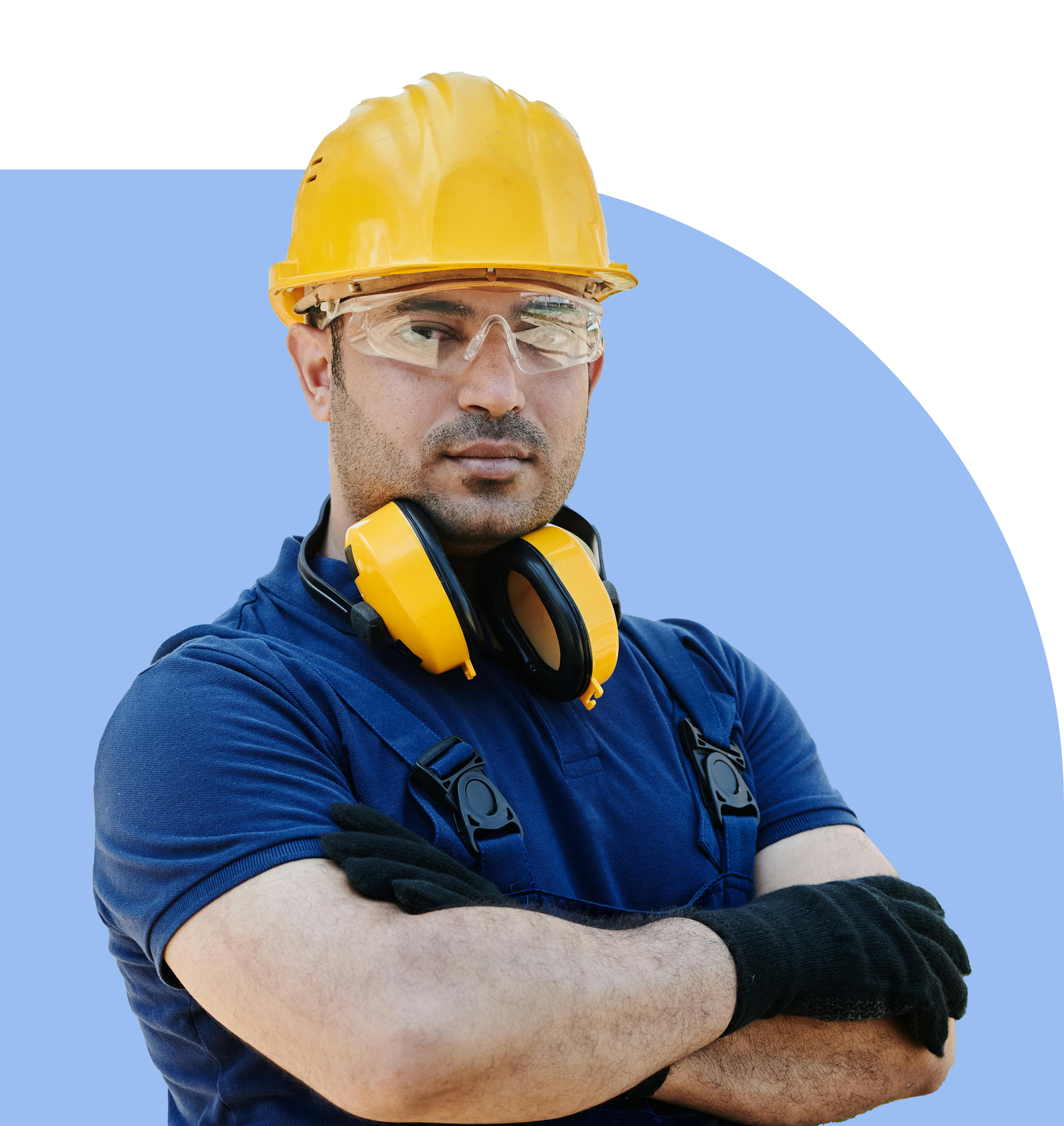 Trabajador industrial con casco amarillo, gafas de seguridad y protectores auditivos alrededor del cuello, con los brazos cruzados frente a un fondo gráfico sencillo.