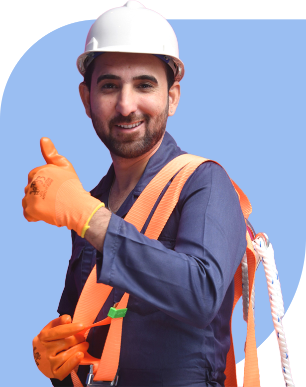 Trabajador industrial con casco blanco, guantes protectores de color naranja, con sus brazos delante de el, con su mano izquierda realiza el gesto OK