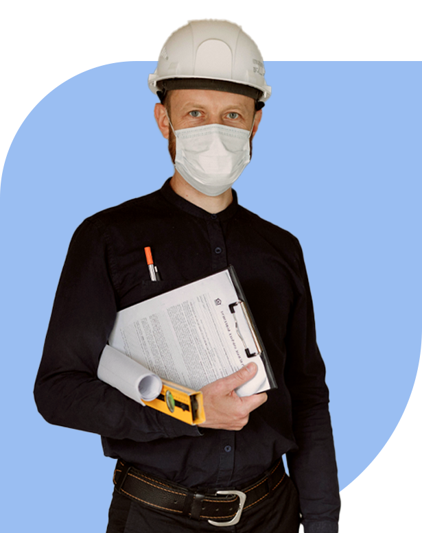 Arquitecto con casco blanco, cubrebocas, uniforme semi formal, cargando con su brazo derecho un portapapeles, con los brazos cruzados frente a un fondo gráfico sencillo de color azul.