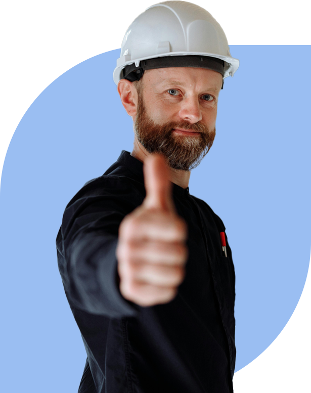 Hombre adulto con barba, portando un casco protector color blanco y camisa negra, con su mano derecha realiza el gesto OK frente a el, frente a un fondo gráfico sencillo color azul.