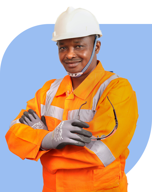 Trabajador industrial con casco blanco, uniforme naranja, guantes protectores de color gris, con los brazos cruzados frente a un fondo gráfico sencillo.