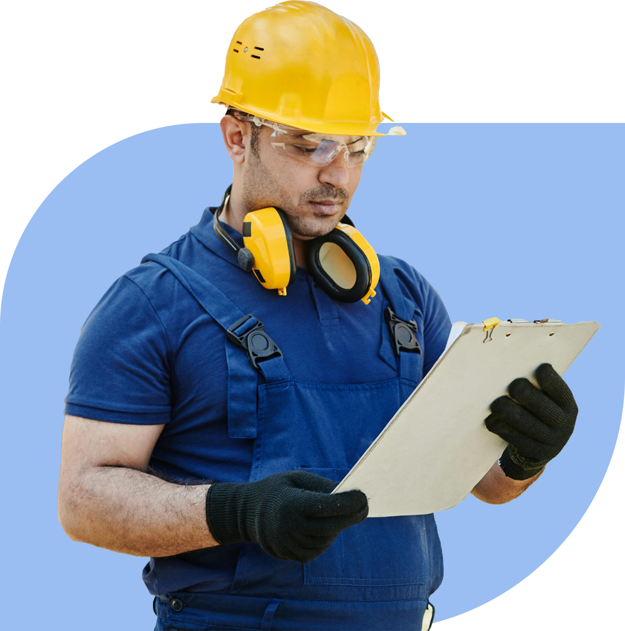 Trabajador industrial con casco amarillo, gafas de seguridad y protectores auditivos alrededor del cuello, con los brazos cruzados viendo un portapapeles frente a un fondo gráfico sencillo.