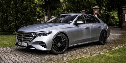 Eleganckie auto do ślubu z szoferem – Mercedes Klasa E w ofercie Premium Driver