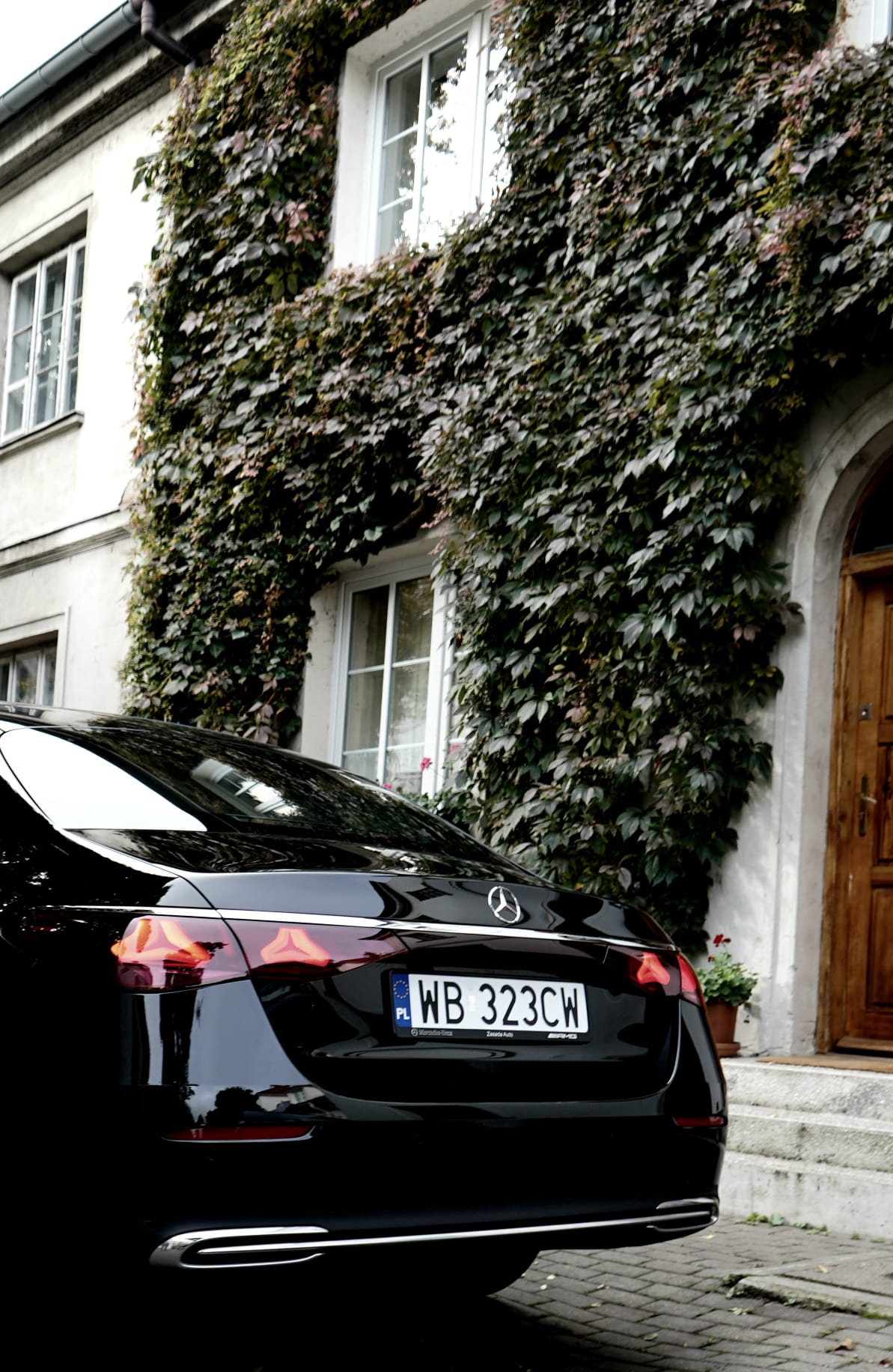 Luksusowy vip airport transfer warsaw realizowany przez PremiumDriver czarnym Mercedesem.