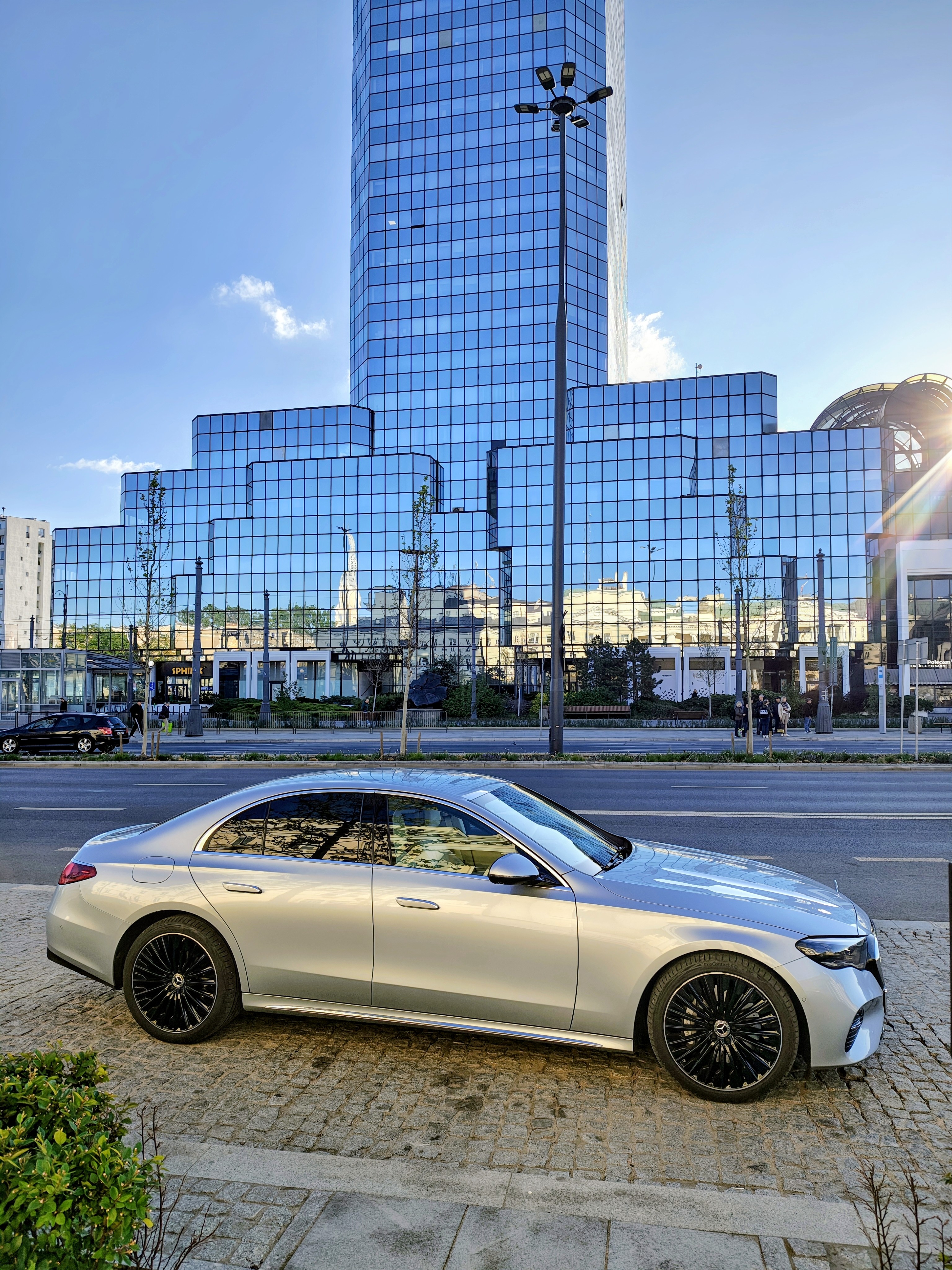 Transport premium dla gwiazd warszawa oraz szofer dla artystów przy luksusowym samochodzie Mercedes na festiwal w Łodzi.