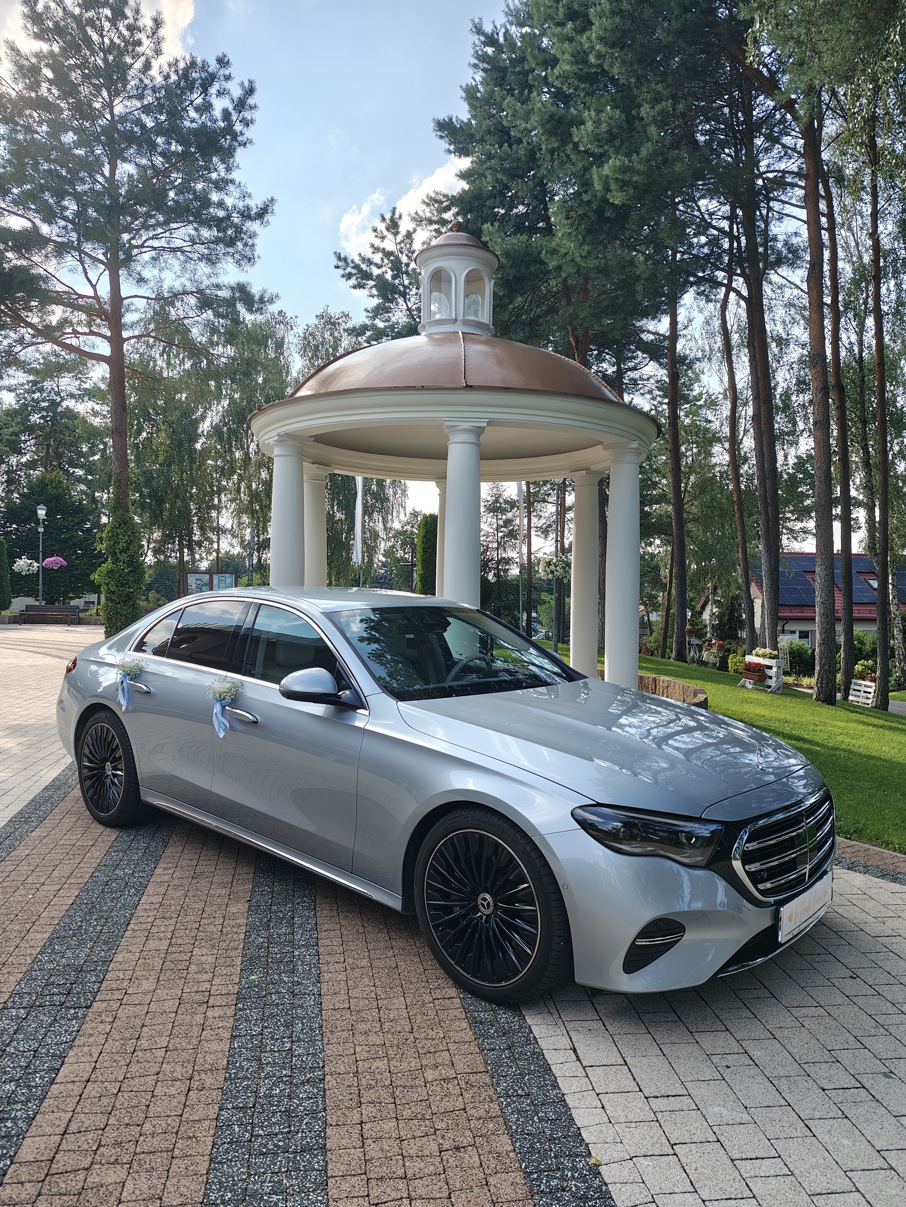 Auto do ślubu warszawa oraz kierowca na ślub w luksusowej limuzynie Mercedes na ślubie w górach.