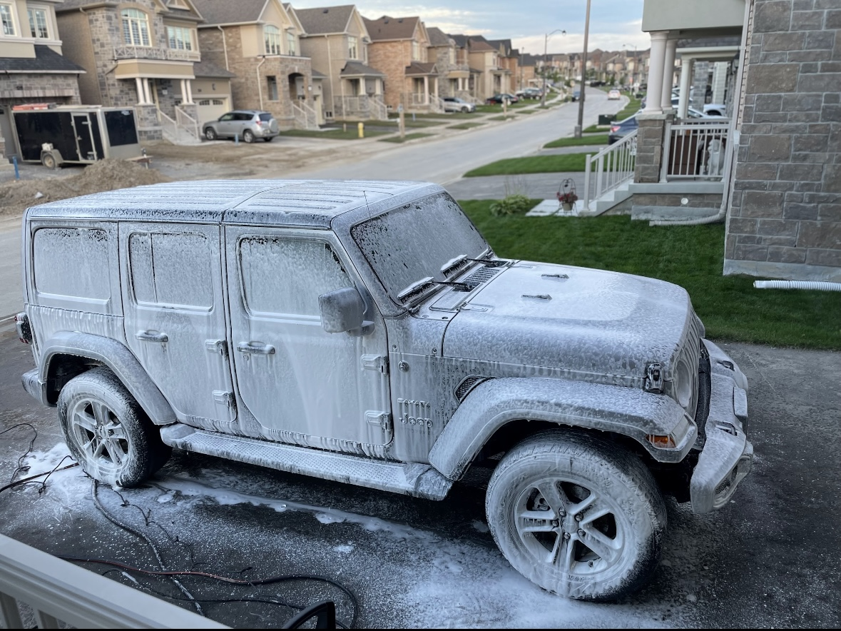 Professional mobile car detailing in Mississauga. We bring interior & exterior detailing to your driveway. Book today & get a free wash!