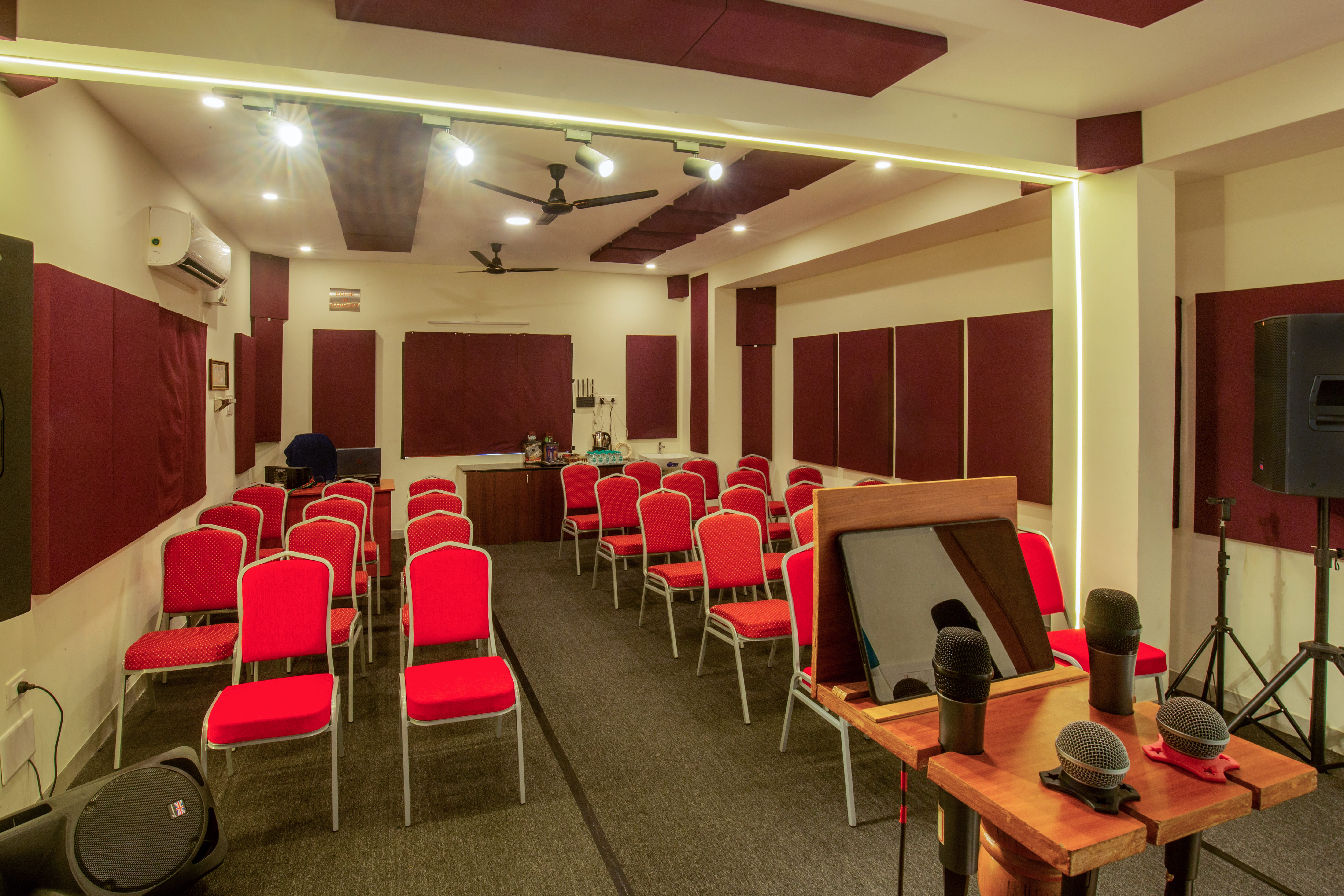 image of outdoor dining experience (for a food truck)