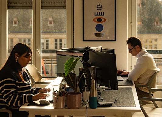 photo de deux résidents en train de travail à leurs bureaux 