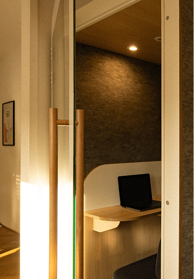 photo de la callbox entrouverte sur un ordinateur