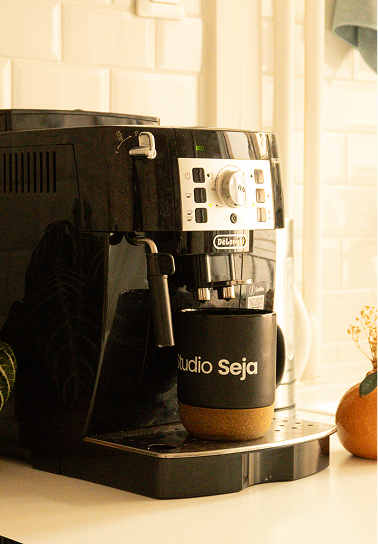 photo de la machine café du coin cuisine du coworking