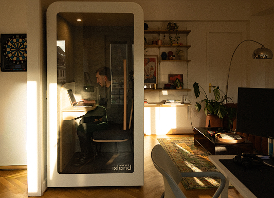 photo de la callbox avec un coworker qui passe son appel