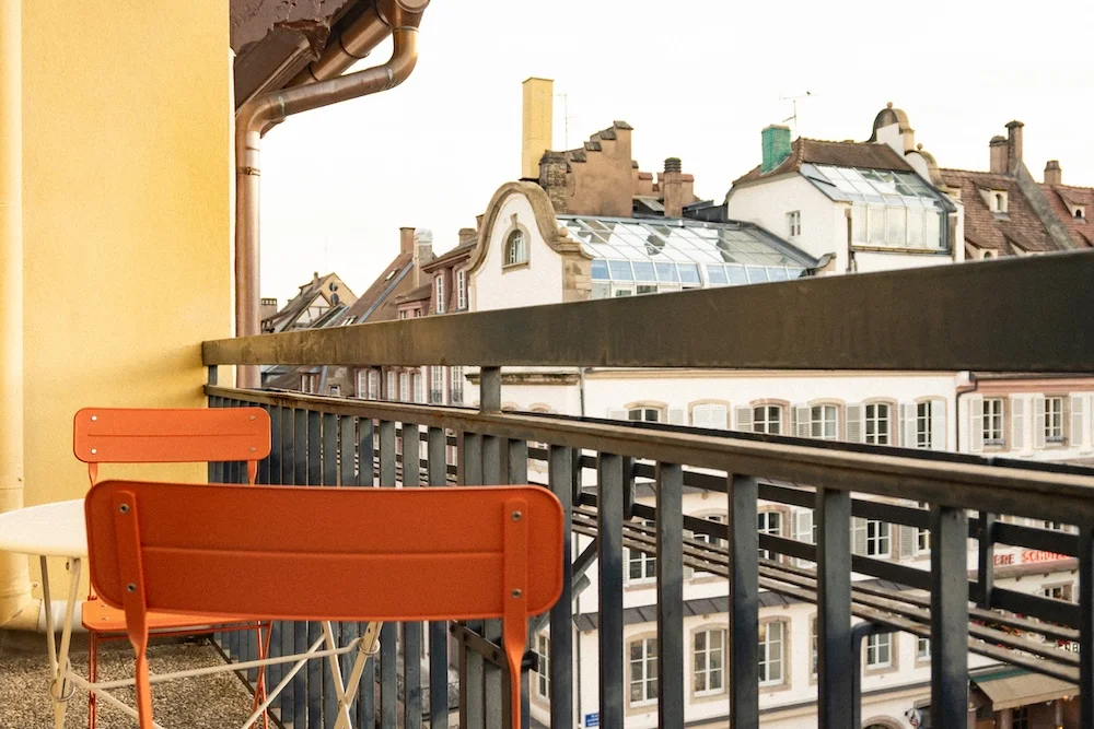 photo du grand balcon vue place gutenberg du coworking station seja