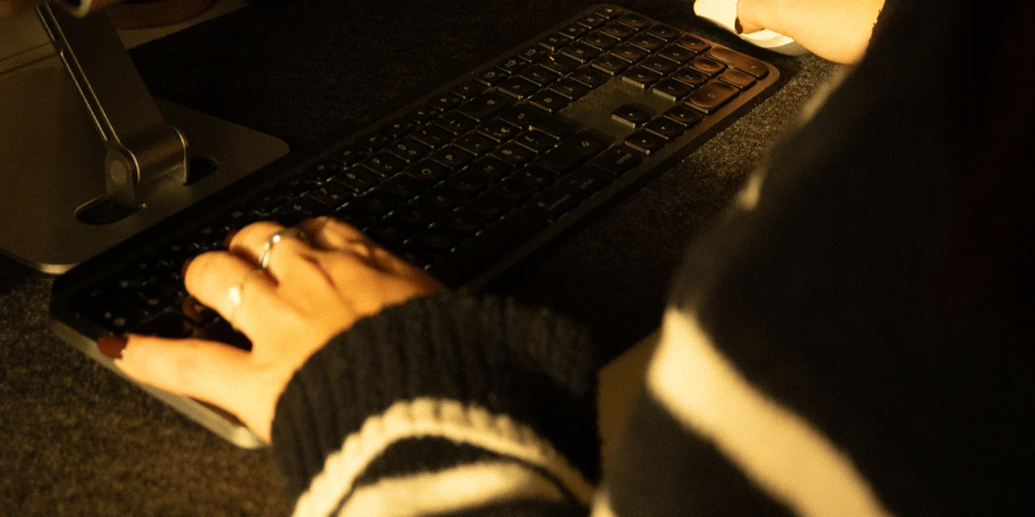 zoom sur une résidente en train de travailler sur son ordi