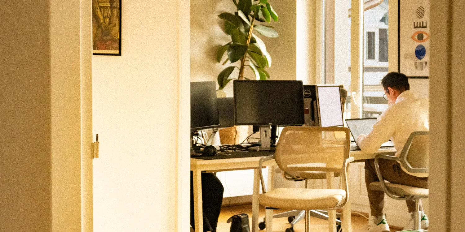 photo d'un coworker en train de travailler à Station Seja