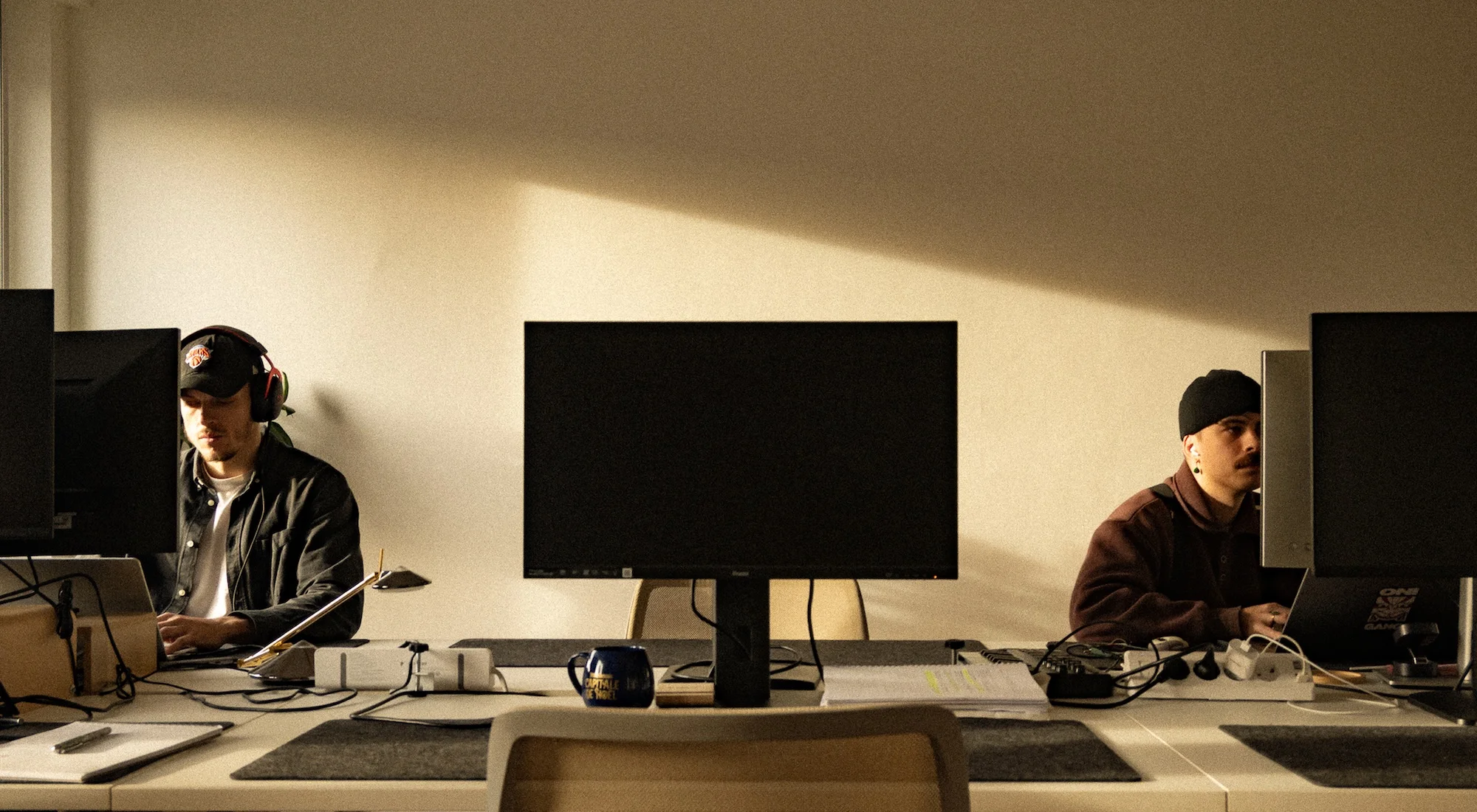 photo de l'open space avec deux coworkers