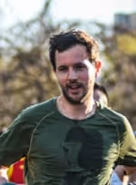 Matthieu Laurent, coach marathon et trail, kiné et ostéo du sport, en pleine course après l’entraînement et la préparation physique pour marathon et trail.