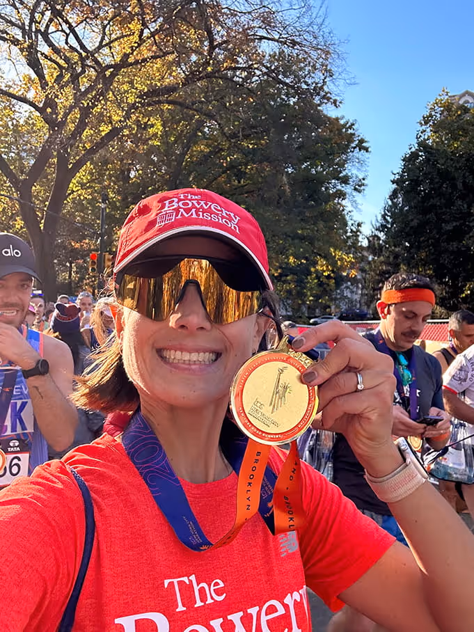 Photo d'une femme suivis en coaching de course à pied pour un marathon à Brison, à côté d'Aix les Bains où intervient Matthieu Laurent, kine du sport