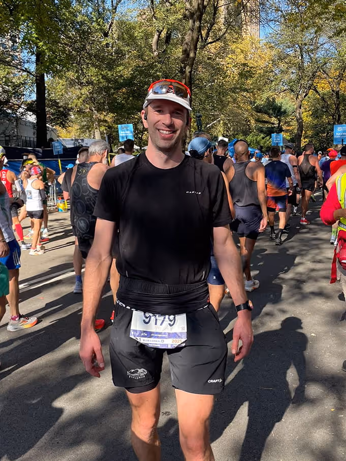 Coureur en fin de marathon coacher par Matthieu Laurent, osteo du sport à Brison-Saint-Innocent tout proche d'Aix-les-bains.