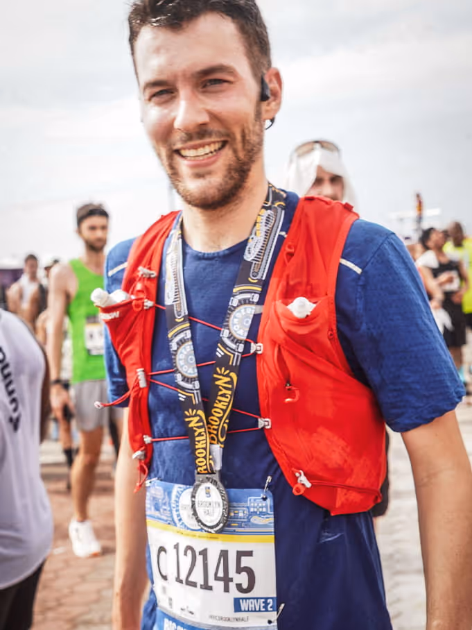 Coureur en fin de marathon coacher par Matthieu Laurent, kine du sport à Brison-Saint-Innocent tout proche de Gresy-sur-aix