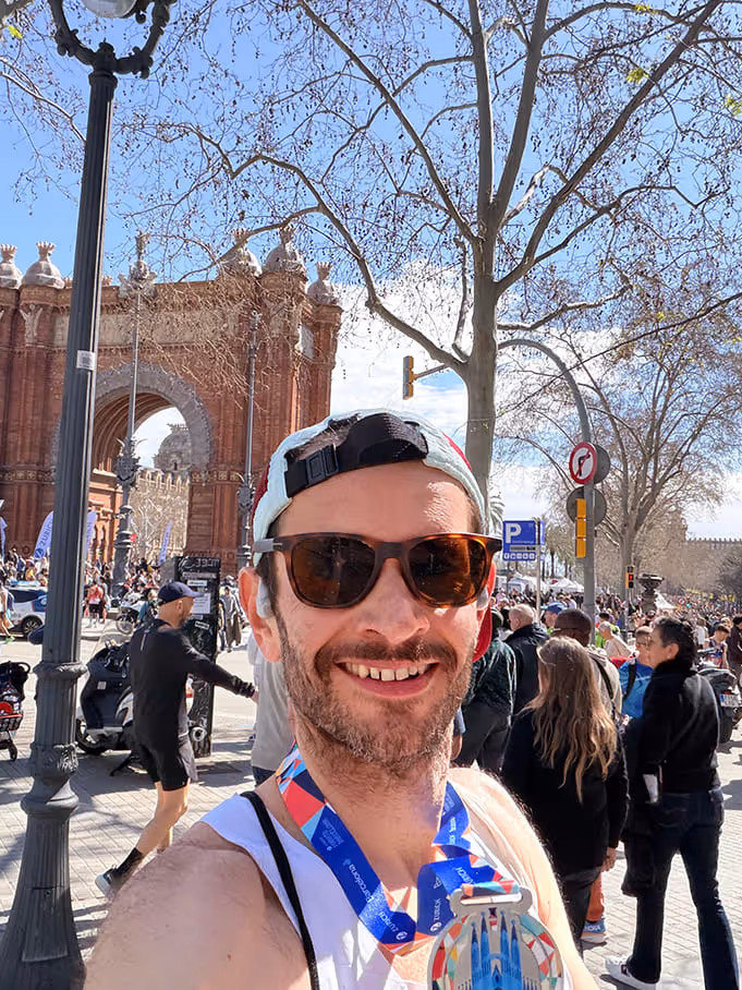 Coureur coaché en course à pied par un kiné du sport ayant finit un marathon