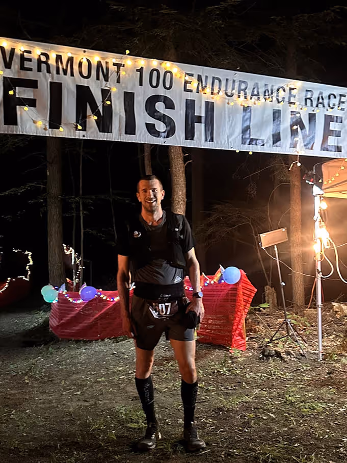 Un coureur franchit la ligne d'arrivée d'une course d'endurance de 100 miles au Vermont suivi et coaché à Brison saint Innocent par un ostéo du sport spécialisé dans les blessures des coureurs