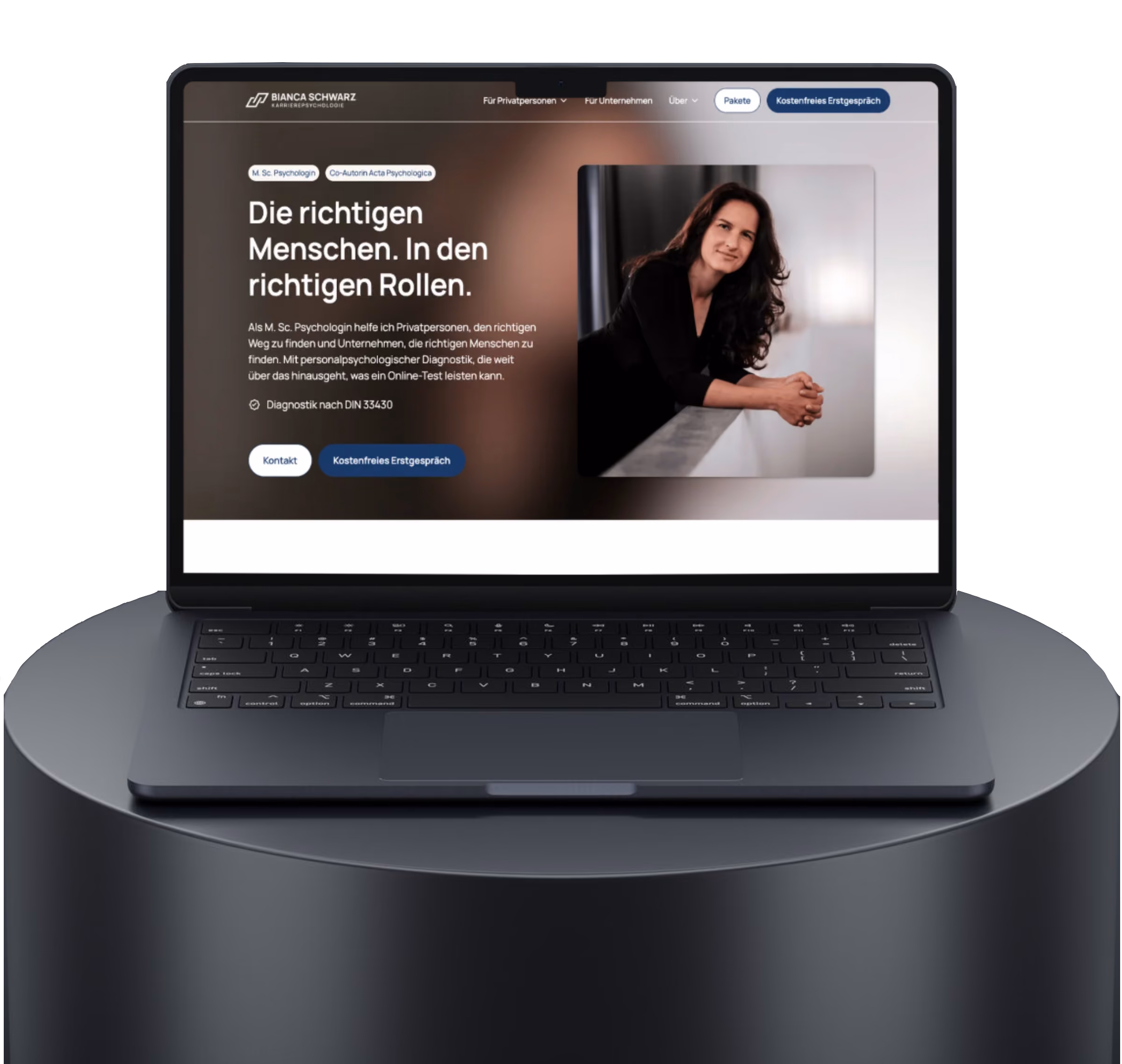 aufgeklappter Macbook mit einer Webseite gebaut von Webbline