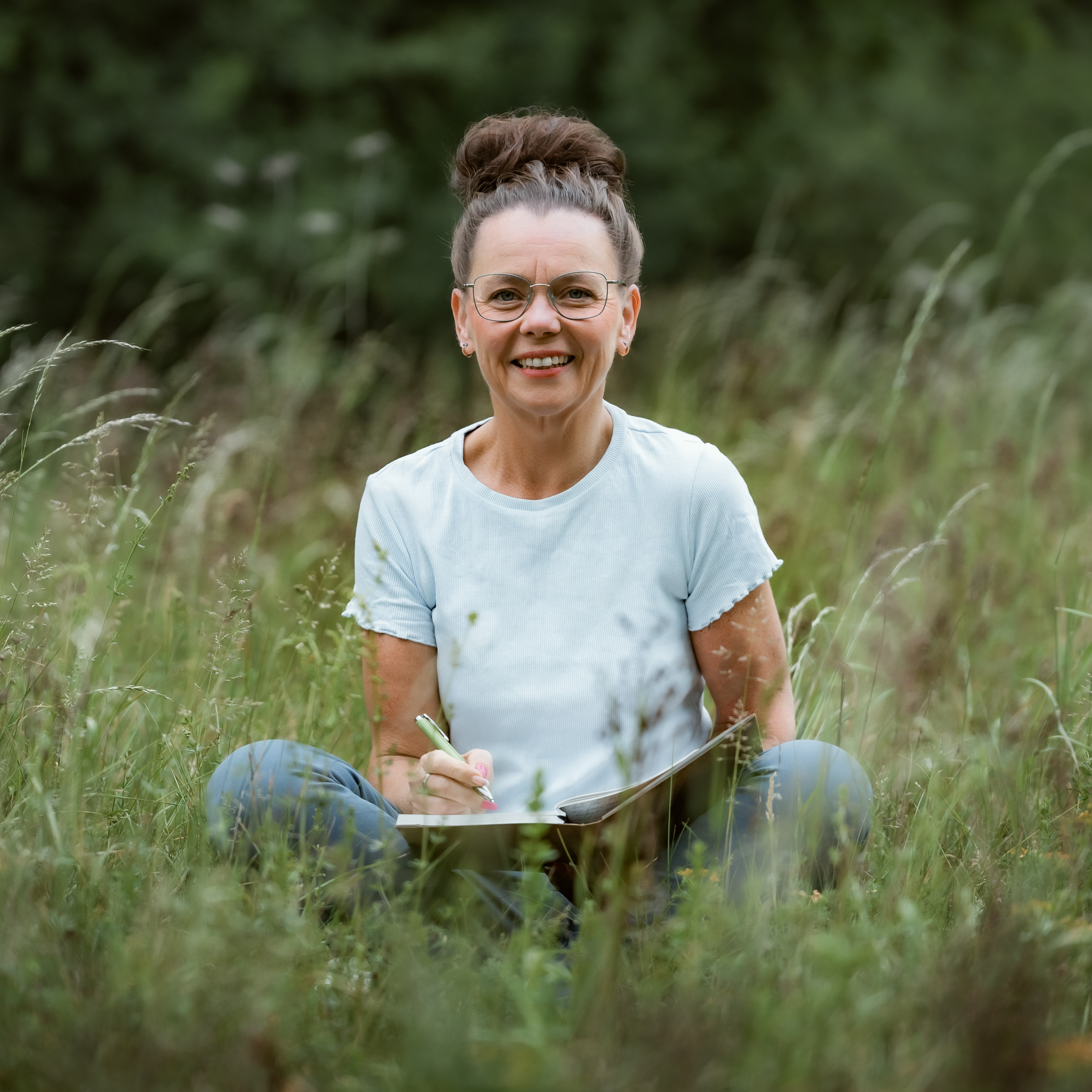 Kati Kreyser, Freie Rednerin, schreibt Notizen für eine Trauungsrede