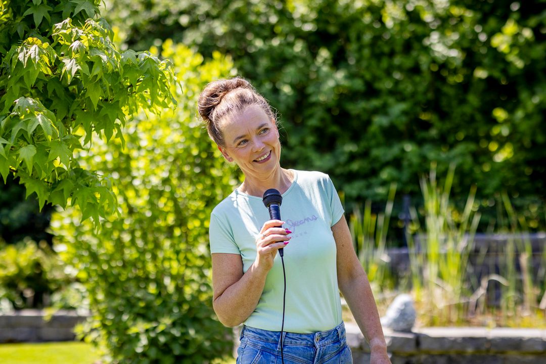 Kati Kreyser, freie Rednerin, spricht bei einer Zeremonie im Grünen