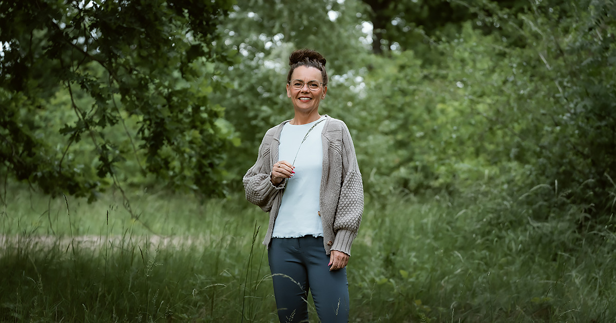 Kati Kreyser auf einer Wiese in Brandenburg