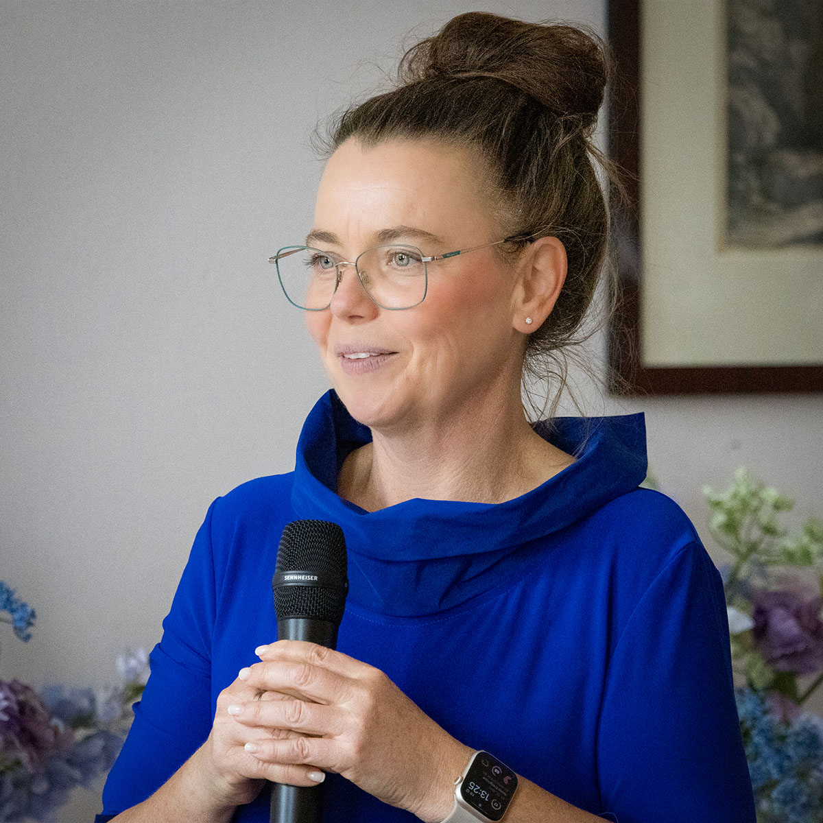 Kati Kreyser spricht während einer freien Zeremonie