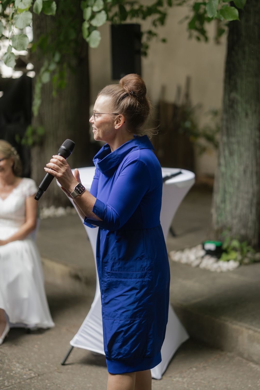 Kati Kreyser, bilingual wedding celebrant in Berlin and Brandenburg, speaking during a ceremony