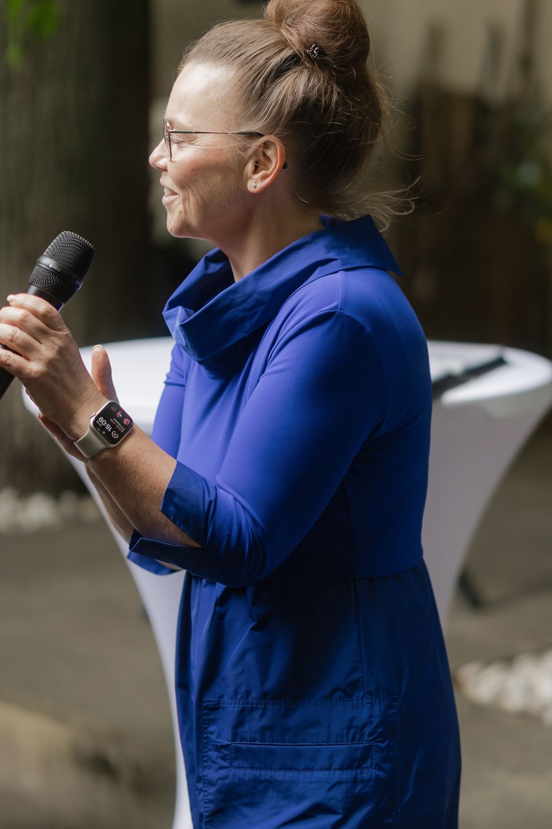 Kati Kreyser spricht im Profil ins Mikrofon