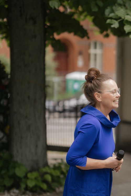 Kati Kreyser, freie Rednerin, bei einer Zeremonie im Freien