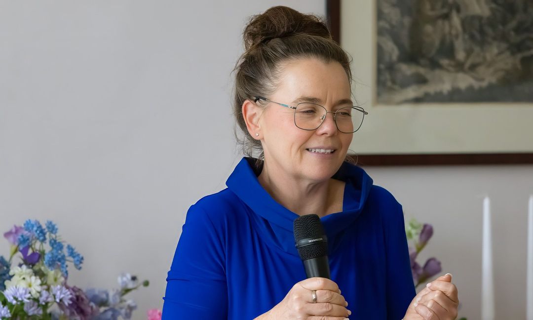 Kati Kreyser lächelt während einer Zeremonie zum Eheversprechen erneuern