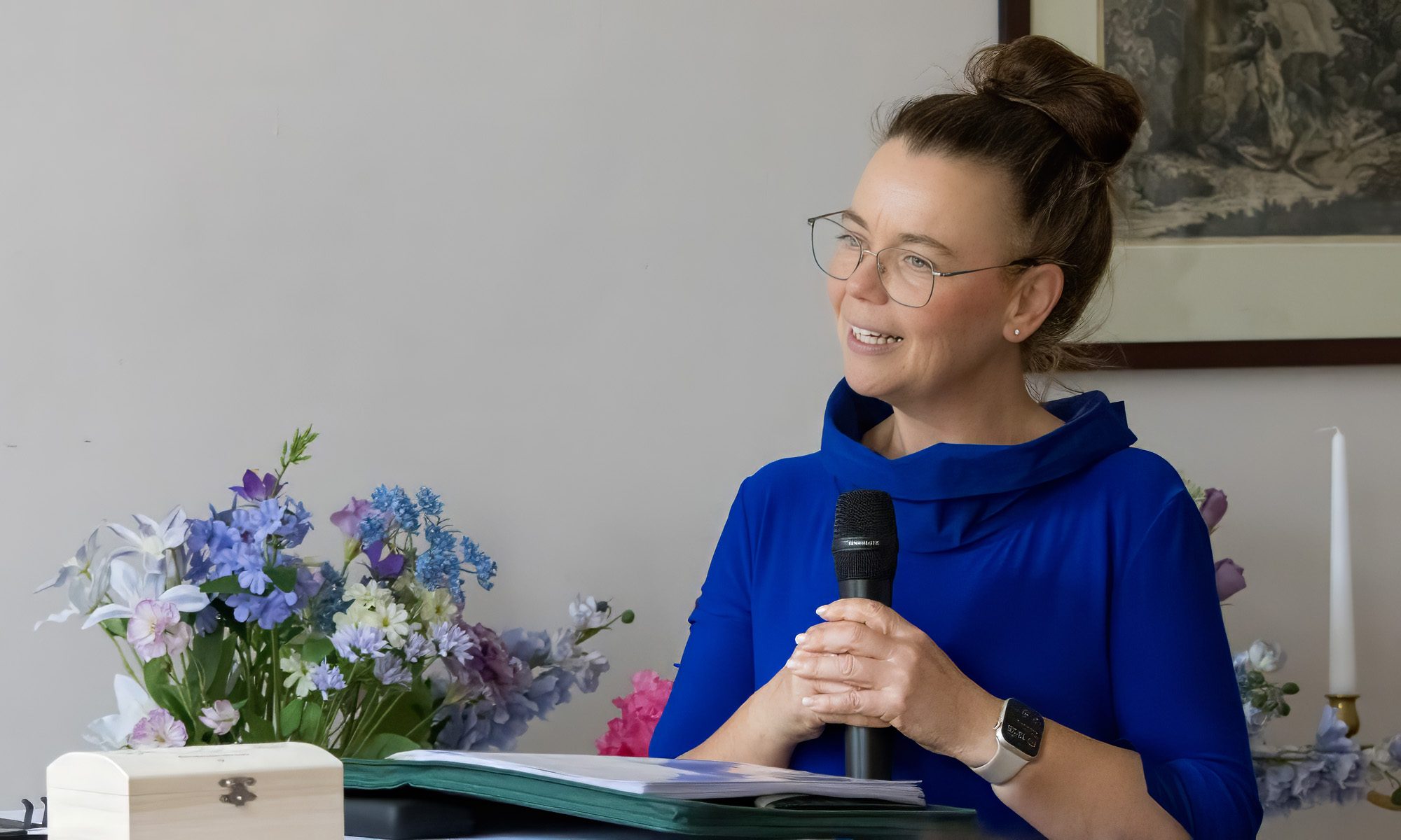 Kati Kreyser spricht bei einer freien Zeremonie in Brandenburg