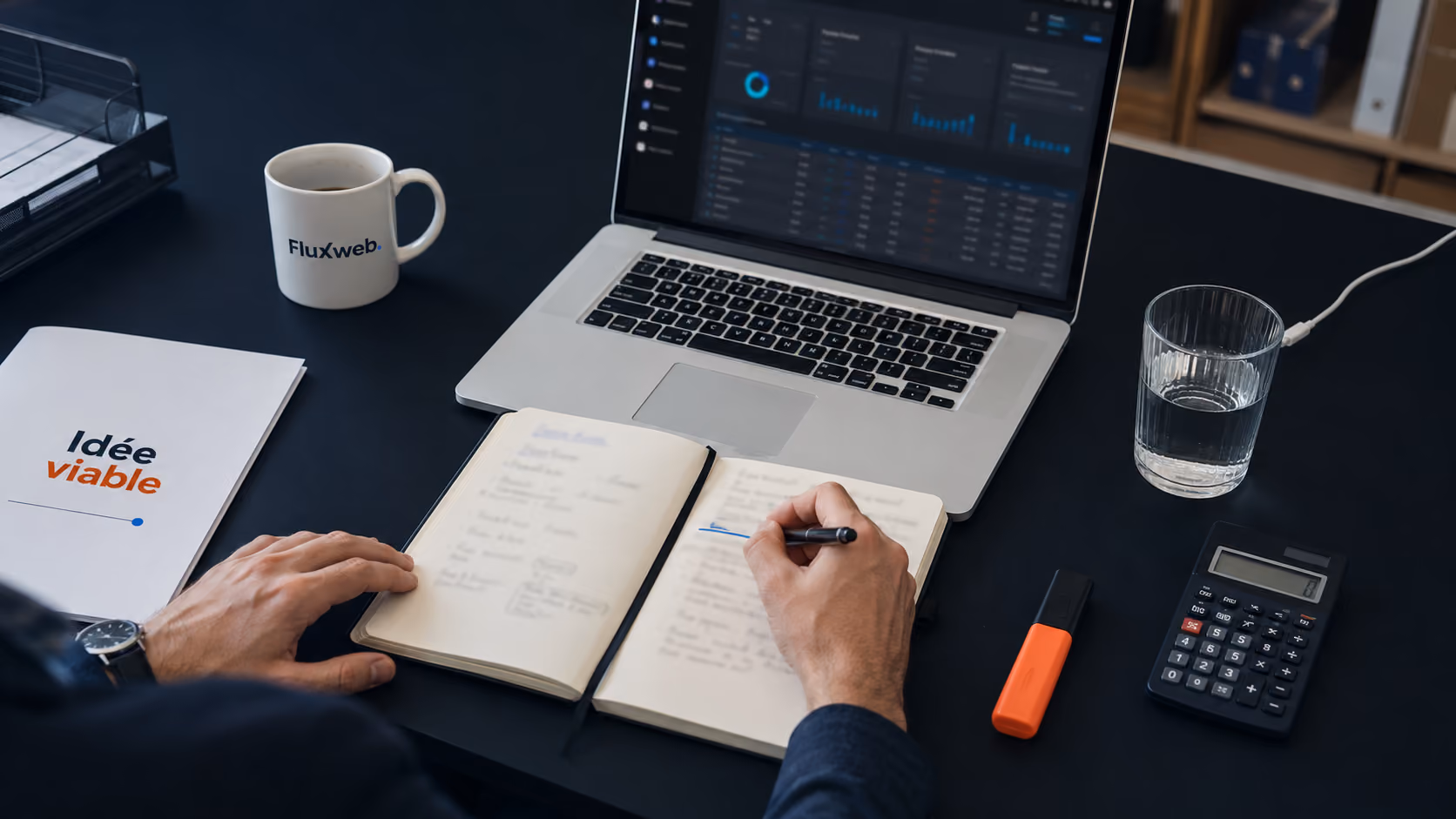 Entrepreneur notant des idées de boutique Shopify rentables devant un ordinateur affichant des statistiques de ventes et un dossier « Idée viable »