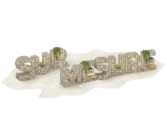 Mots 'SUR MESURE' construits en gabions remplis de pierres avec des plantes vertes sur certains côtés.