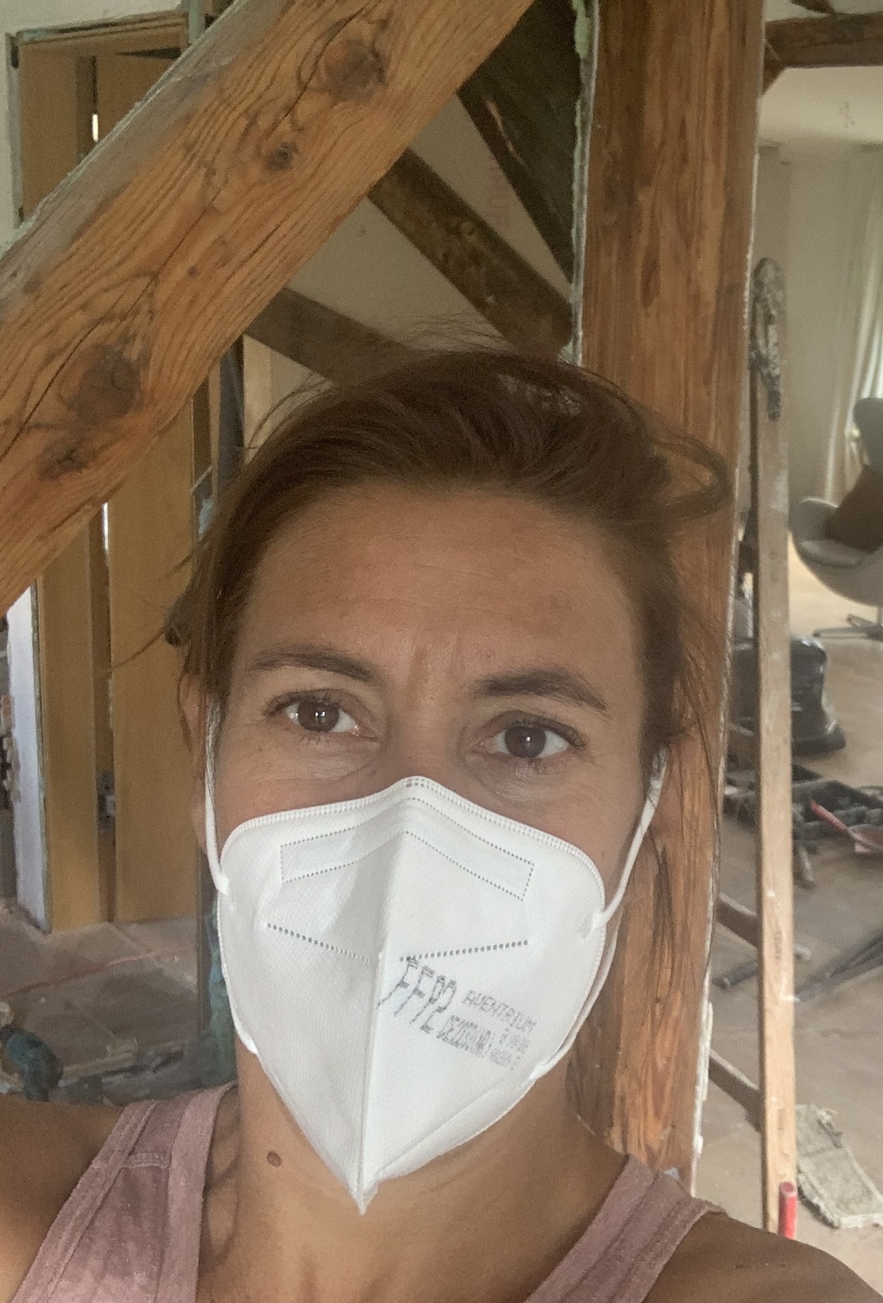 Gelbe Design-Tischlampe und getrocknete Blumen in Glasvasen auf schwarzem Sideboard vor Spiegel, modernes Interior Styling von Taste by Stefanie aus Graz