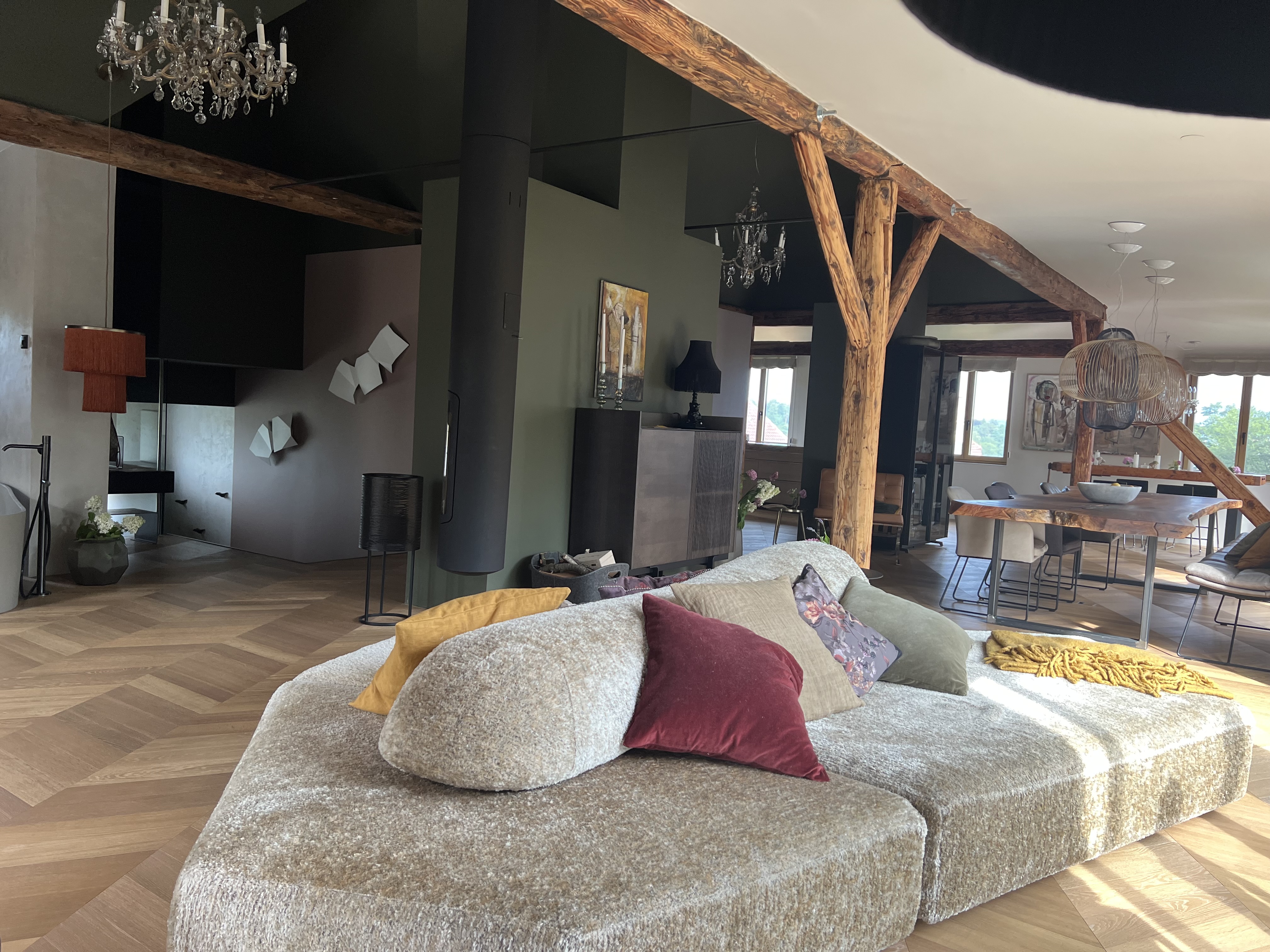 Gelbe Design-Tischlampe und getrocknete Blumen in Glasvasen auf schwarzem Sideboard vor Spiegel, modernes Interior Styling von Taste by Stefanie aus Graz