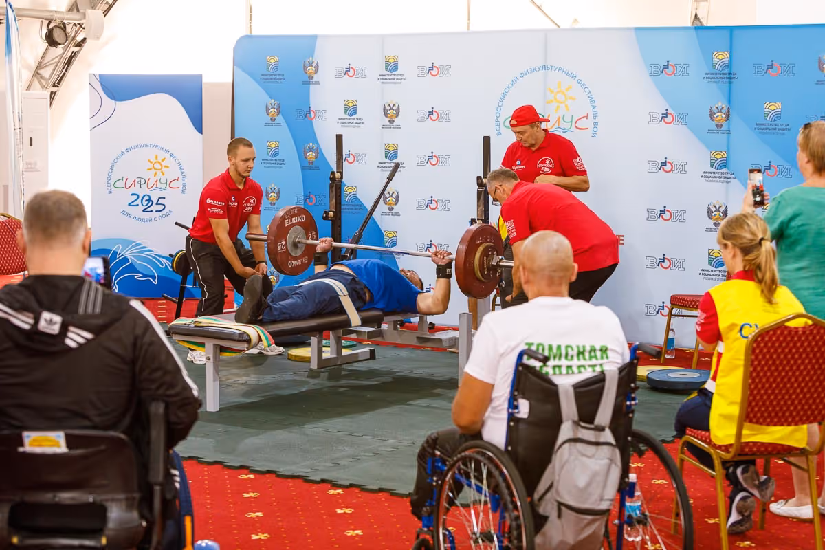 Тяжелоатлет выполняет упражнение на сборах