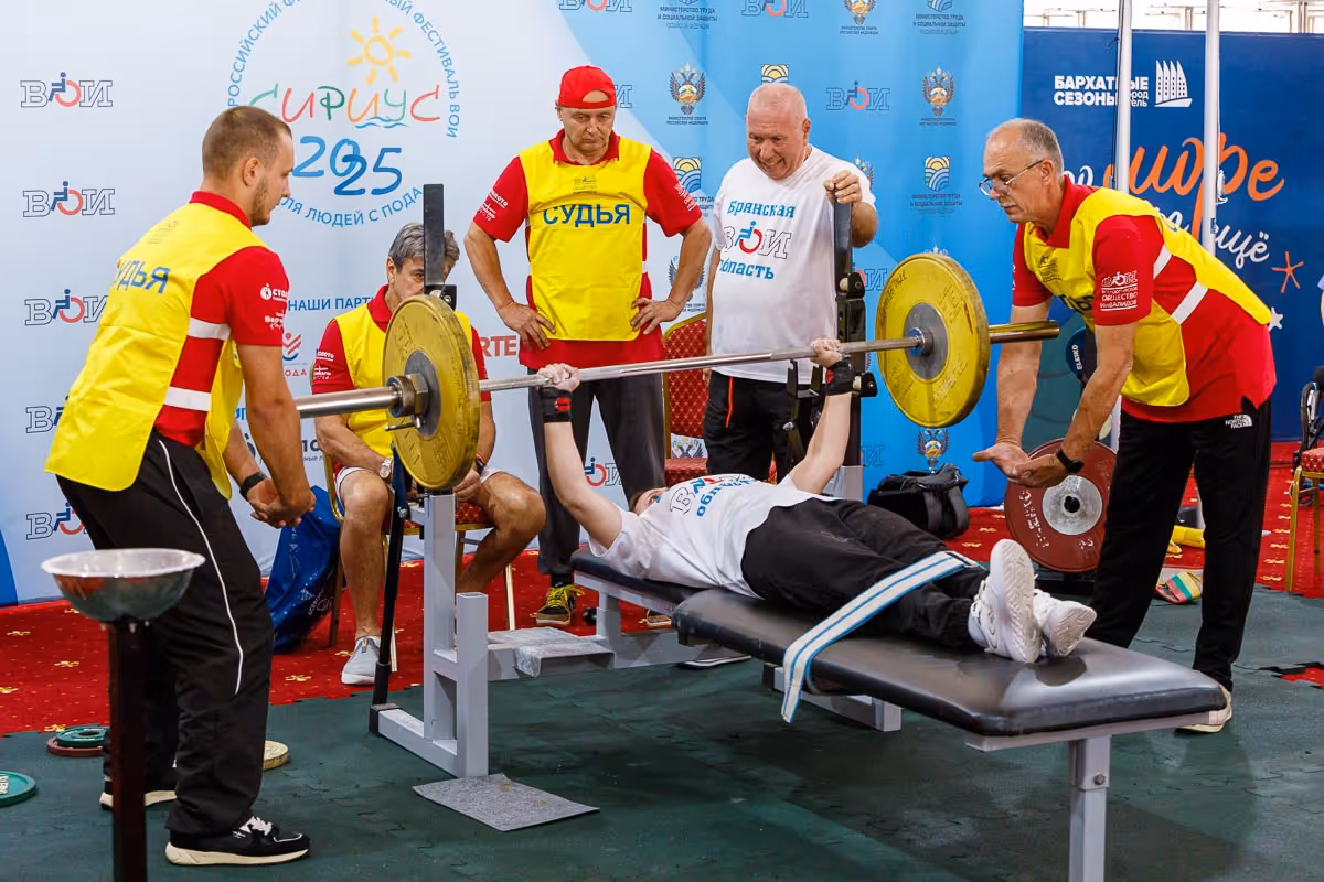 Соревнования по жиму лежа на спортивной базе для сборов