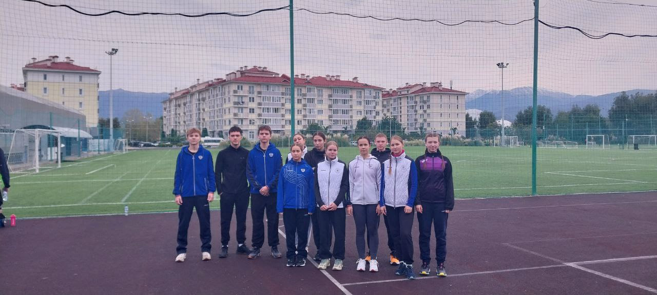 Спортсмены на спортивной площадке во время сборов на море