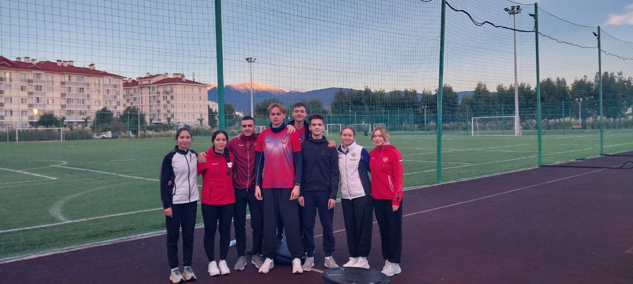 Спортсмены на территории базы для проведения детского лагеря