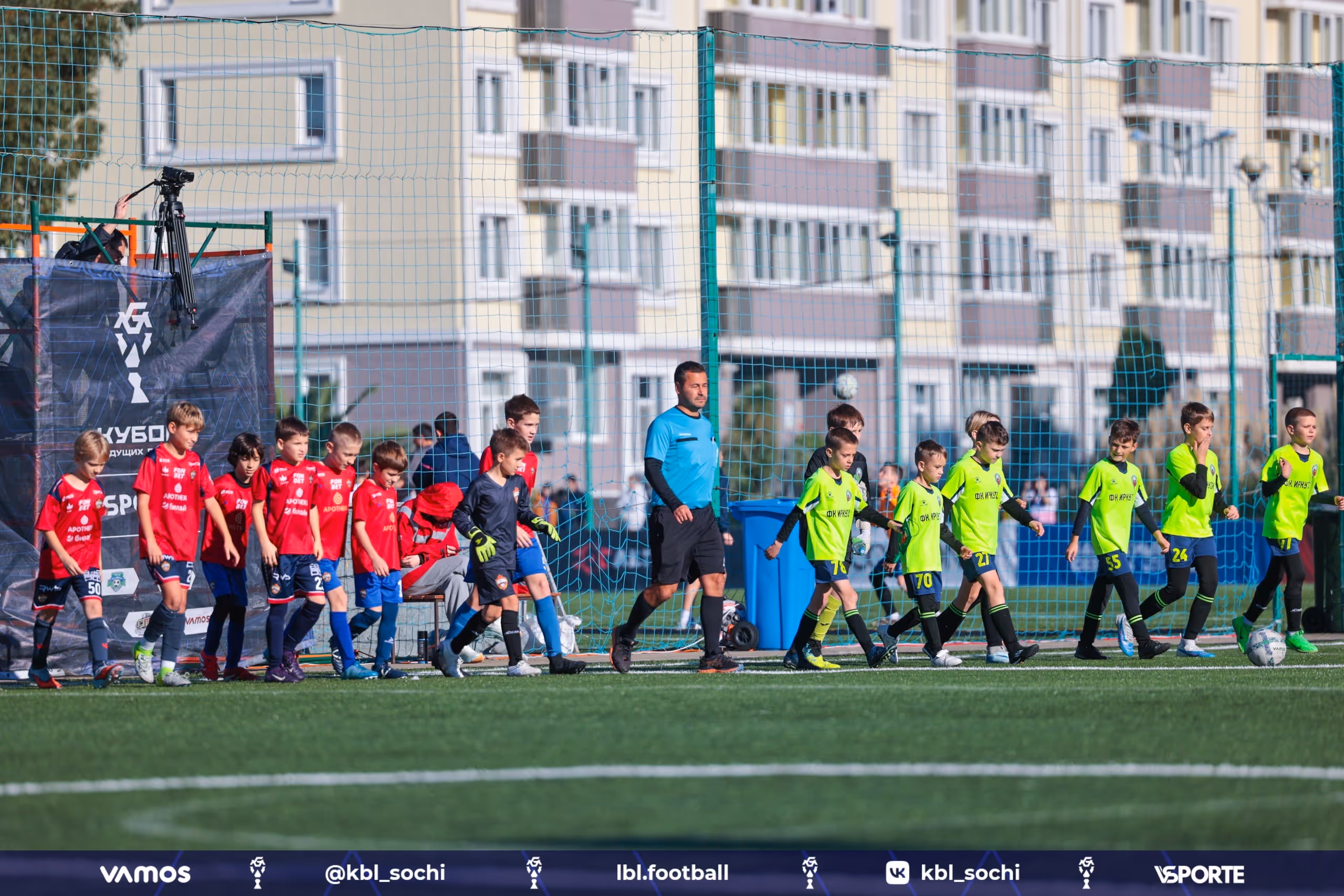 Футболисты на полях отеля для проведения мероприятий