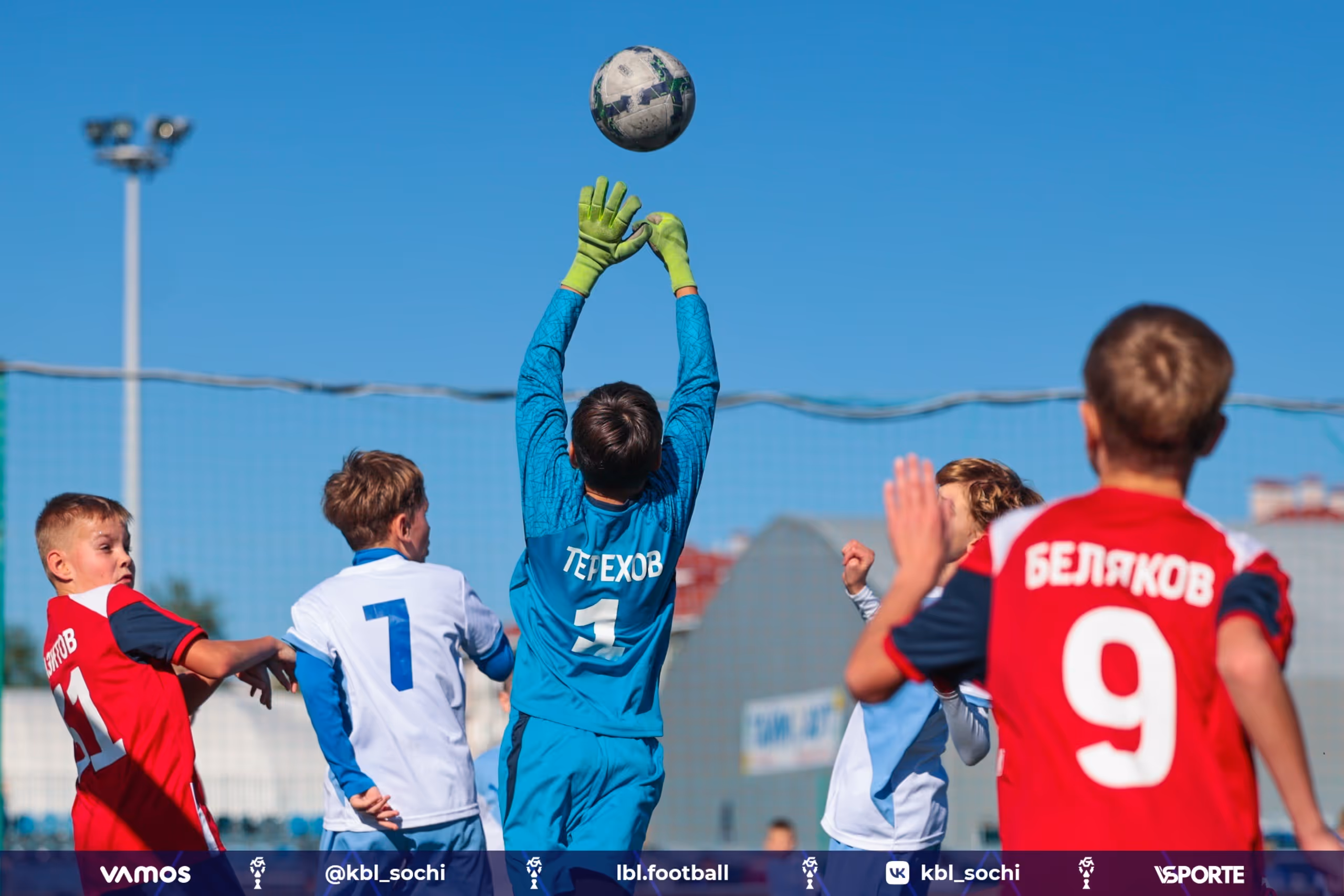 Вратарь отбивает мяч на футбольных сборах