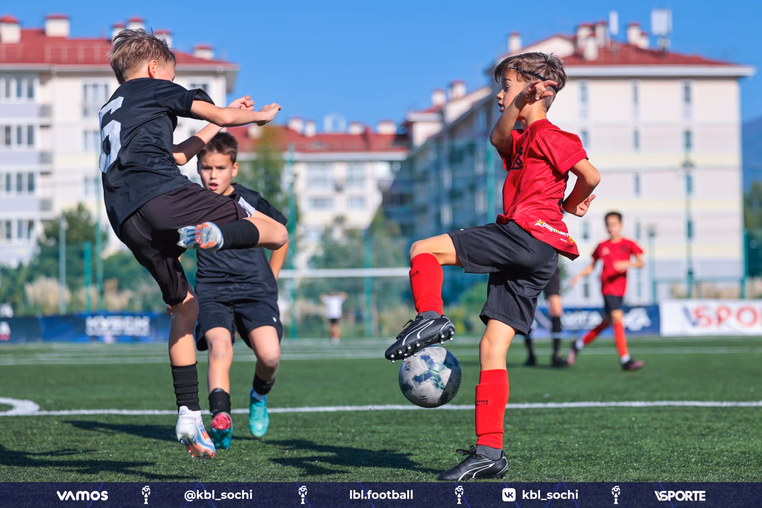 Активная игра с мячом на сборах по футболу в Сочи