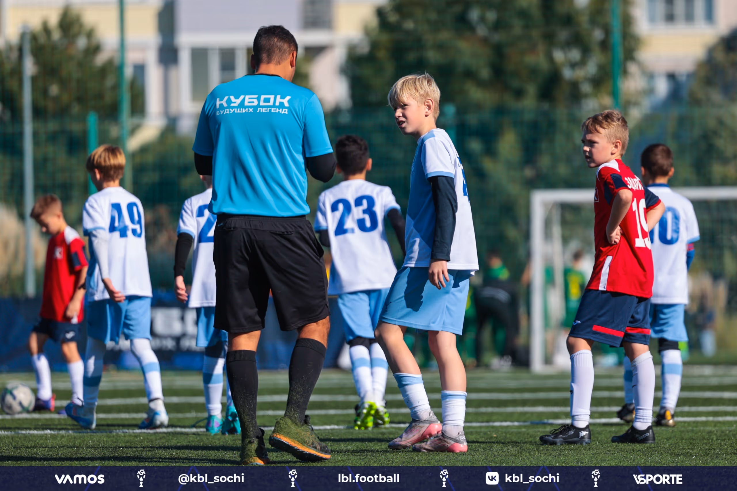 Судья на матче в детском футбольном лагере