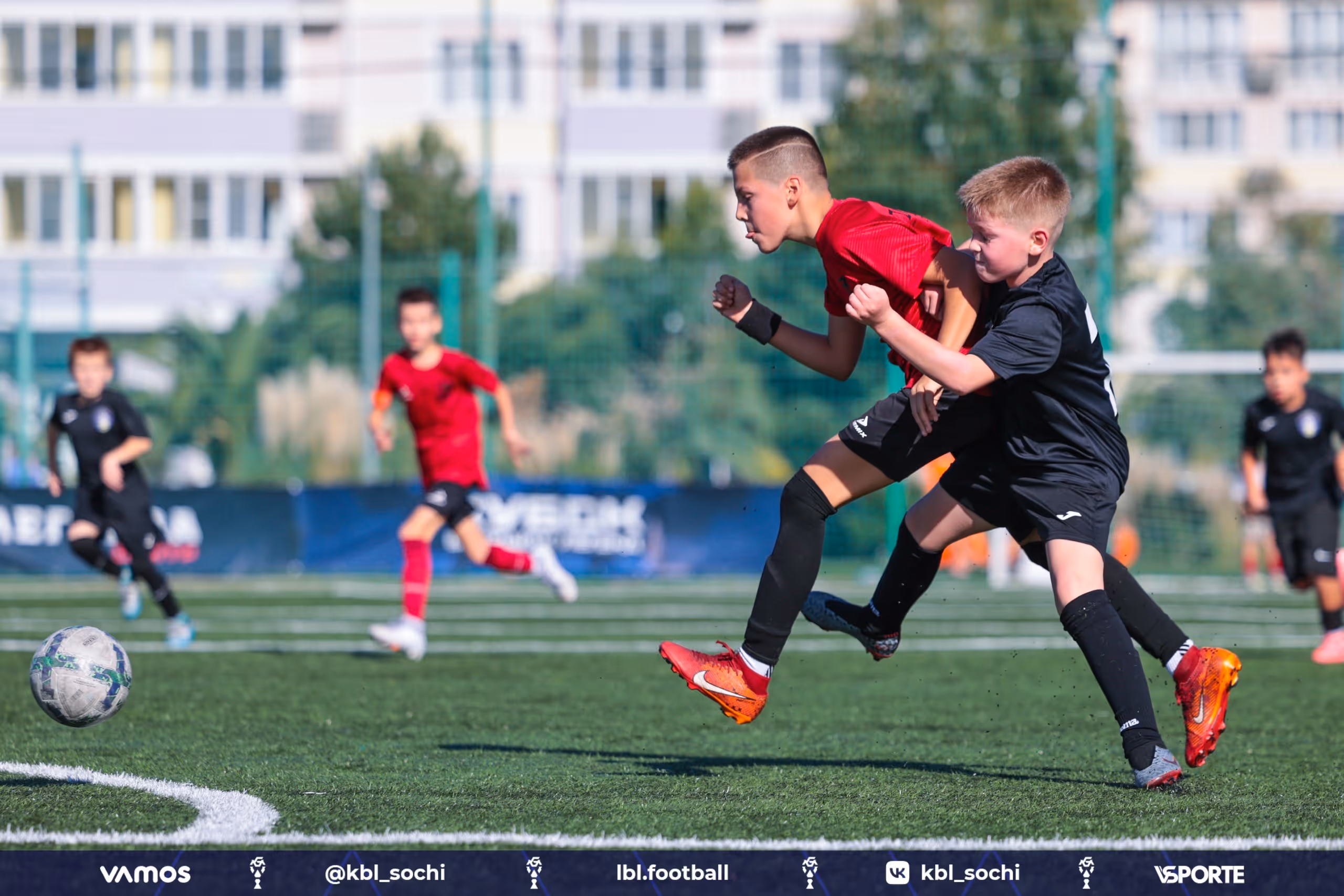 Борьба за мяч во время детского турнира по футболу