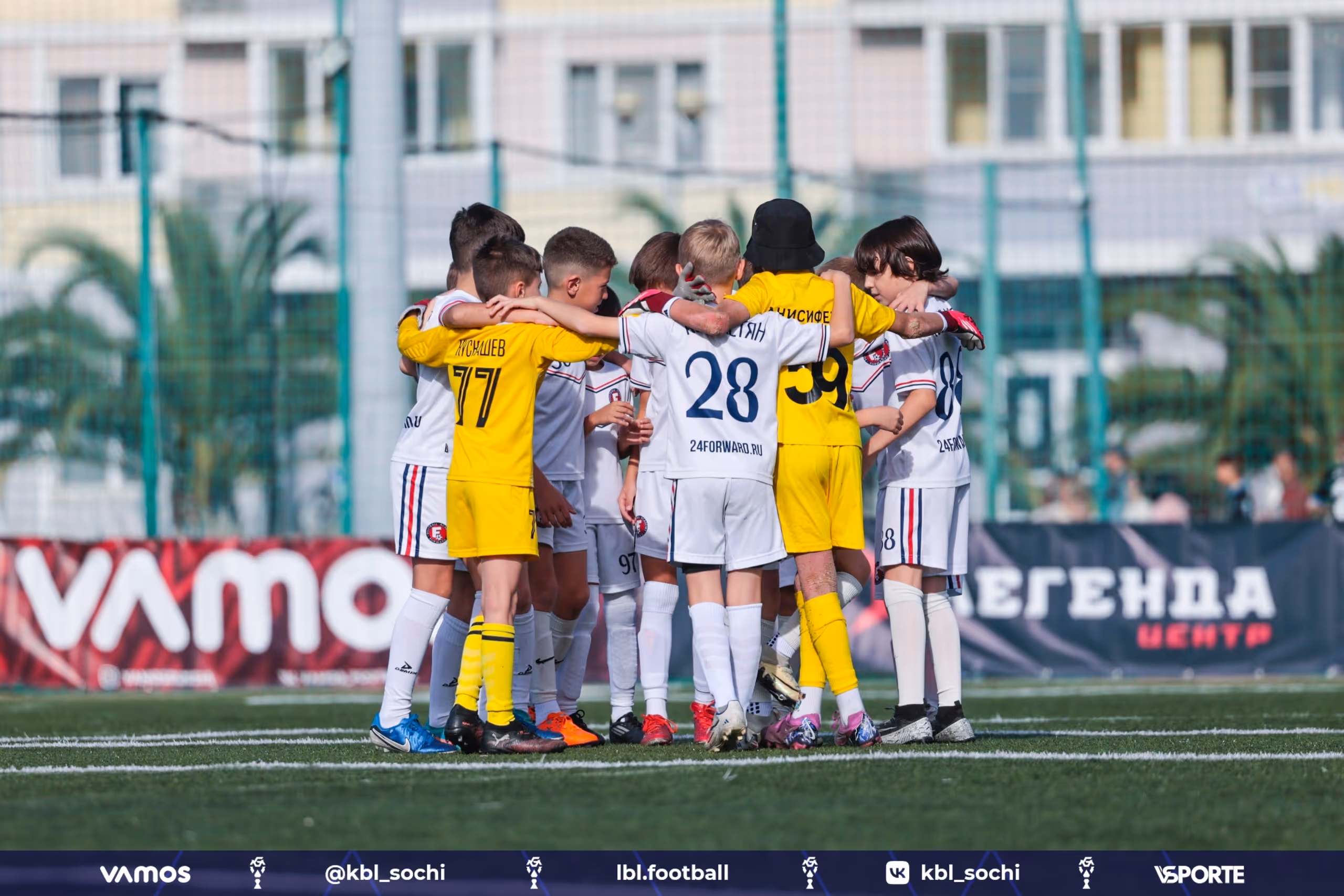 Футбольная команда на поле спортивной базы